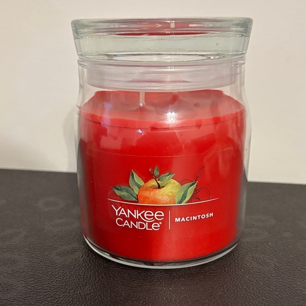 Yankee Candle Macintosh Apple,Crisp Greens Grapefruit,Clove,musk,fruity 2 wick